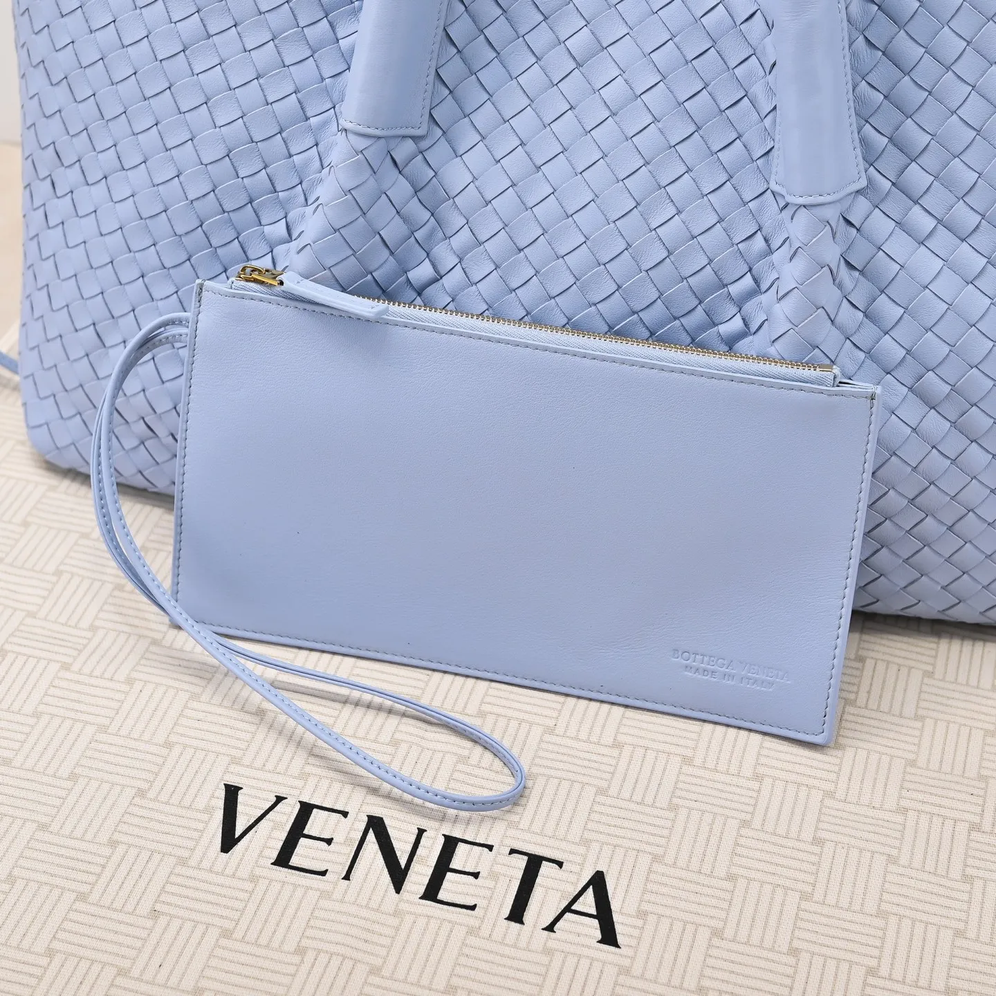 Batch 2660 Bv 2025 early spring series Pinacoteca medium tote handbag. The front is made of classic Intreccia woven cow leather. It is low-key and luxurious. The flip side is made of warm suede. It instantly switches to a lazy and casual style. It has a large internal capacity. It is no pressure to carry a computer for commuting. It is also thoughtfully matched with a small detachable bag. It feels full and full of security. The woven texture is so delicate that you can't put it down. The highlight is that it is super versatile. Come and get your new bag😝 Model: 7166 Size: 23*43*14.5cm